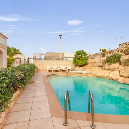 & Pool In Bay * Mellieha