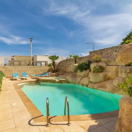 & Pool In Bay Apartment Mellieha