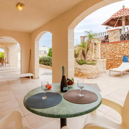 Apartment & Pool In Bay Mellieha