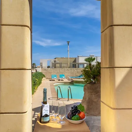 & Pool In Bay Apartment Mellieha