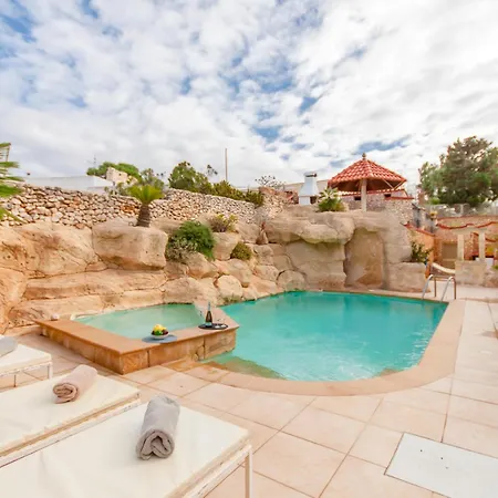 & Pool In Bay Mellieħa