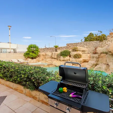 & Pool In Bay * Mellieħa