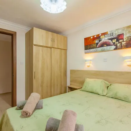 & Pool In Bay * Mellieħa