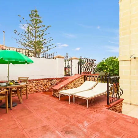 & Pool In Bay * Mellieħa