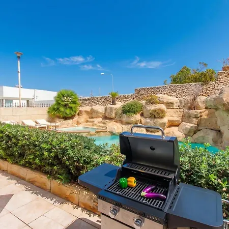 & Pool In Bay Mellieħa
